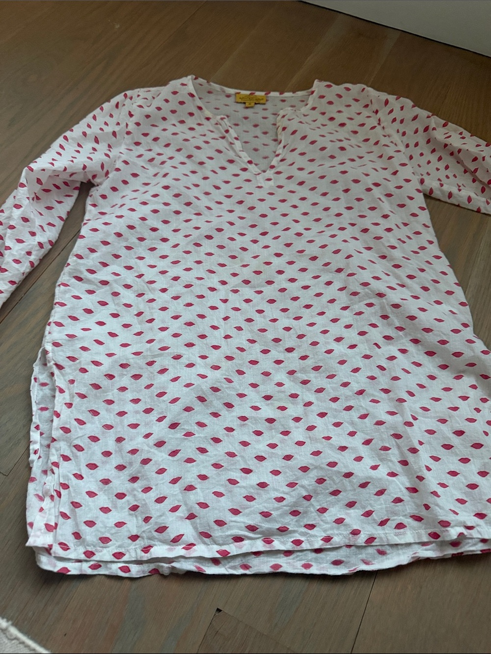 Roberta Roller Rabbit White V-Neck Tunic with Pink Lip Print